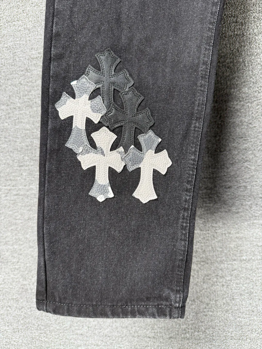 P260 💰 (Top version) Chrome hearts washed jeans with black multi-leather elements and full details. It truly restores the ultimate texture of Vintage. Three-dimensional version. Loose and comfortable, not picky about the figure. It looks taller and slimmer. Factory precision. Original factory quality control. Same style for men and women. Can be matched with couples. Versatile recommendation. Must-have jeans for all seasons. Fashionistas have been disappointed. From the quality selection of fabrics, the tailoring of details, and the matching of patterns, they are all impeccable! The upper body is so handsome when worn...it can be easily worn by men, women and children! The craftsmanship is made of heavy-duty washed pure cotton denim fabric. After washing, it is soft and thick. It is very stylish when worn on the body. Color: black Size: 28-30-32-34-36 (corresponding to S-M-L-XL-XXL)